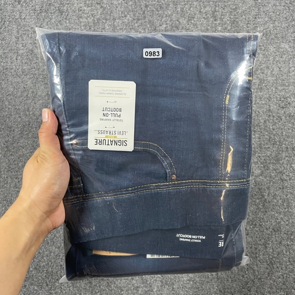 NWT Levis Signature Pull On Bootcut Totally Shaping Jeans Dark Wash Size 30x34 - Picture 11 of 11